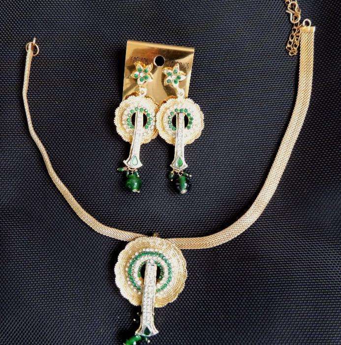 Набор бижутерии(серьги+кулон+цепочка). Индия, Есть выбор.