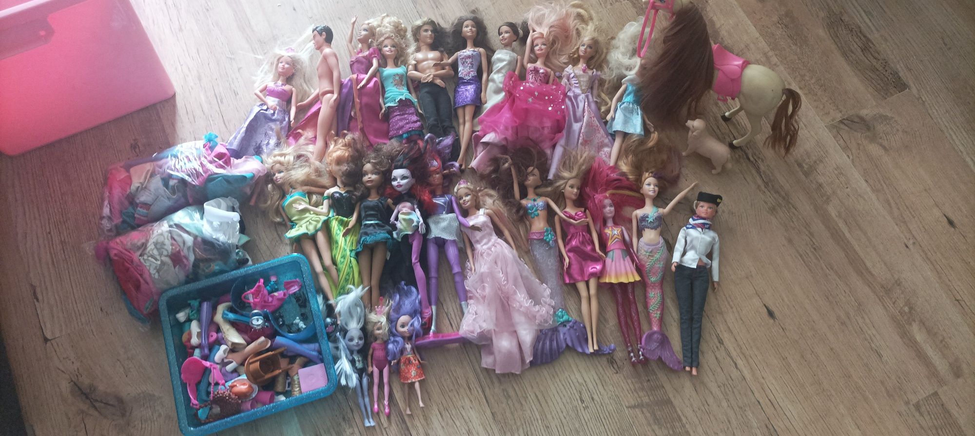 Zestaw Barbie- karetka, szafa , i 20 lalek