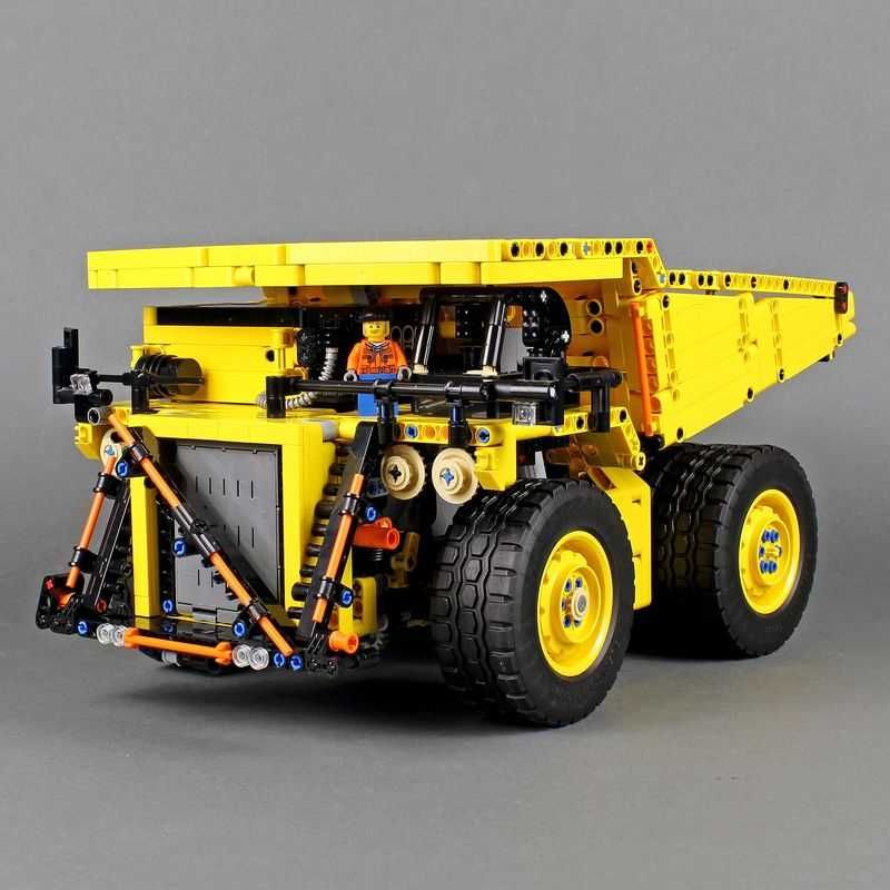 Конструктор LEGO Technic Самосвал Volvo 6х6 (42114)