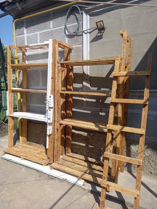 Стелажи деревяные для аквариумов.