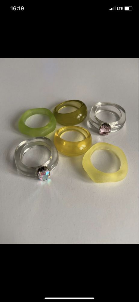 kolorowe pierścionki