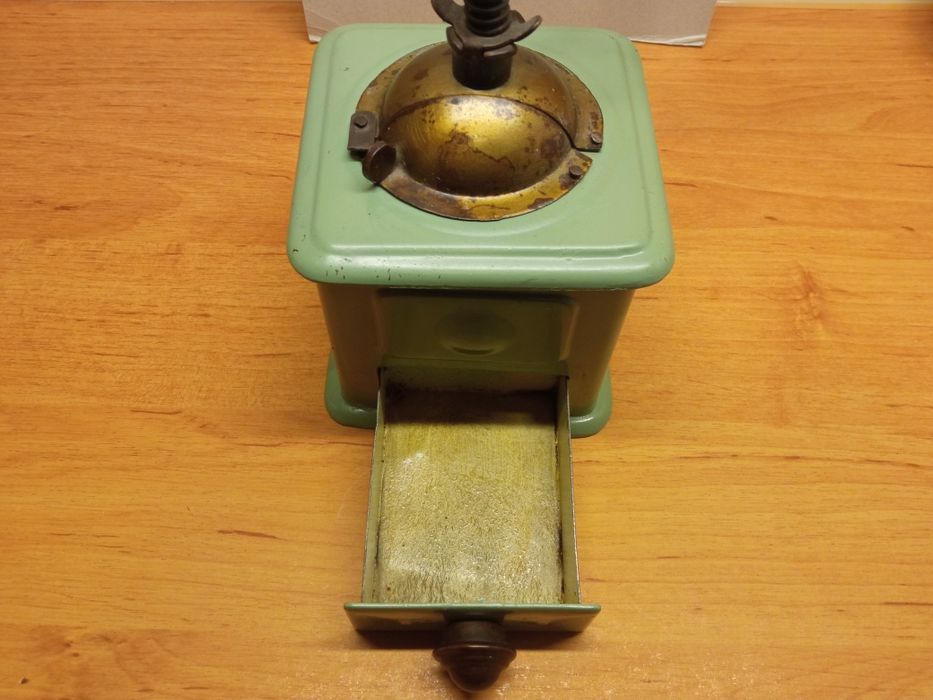 Stary metalowy młynek do kawy lub pieprzu