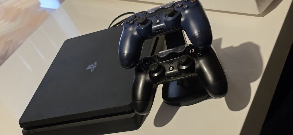 Ps4 slim 1 Tb + 2 oryginalne pady