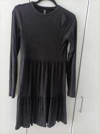 Czarna prążkowana sukienka z falbankami dzianina XS
