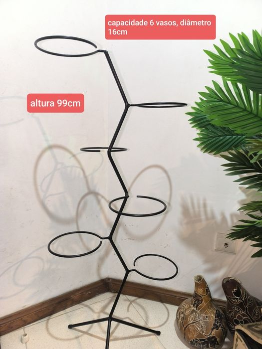 Vasos e floreiras variados