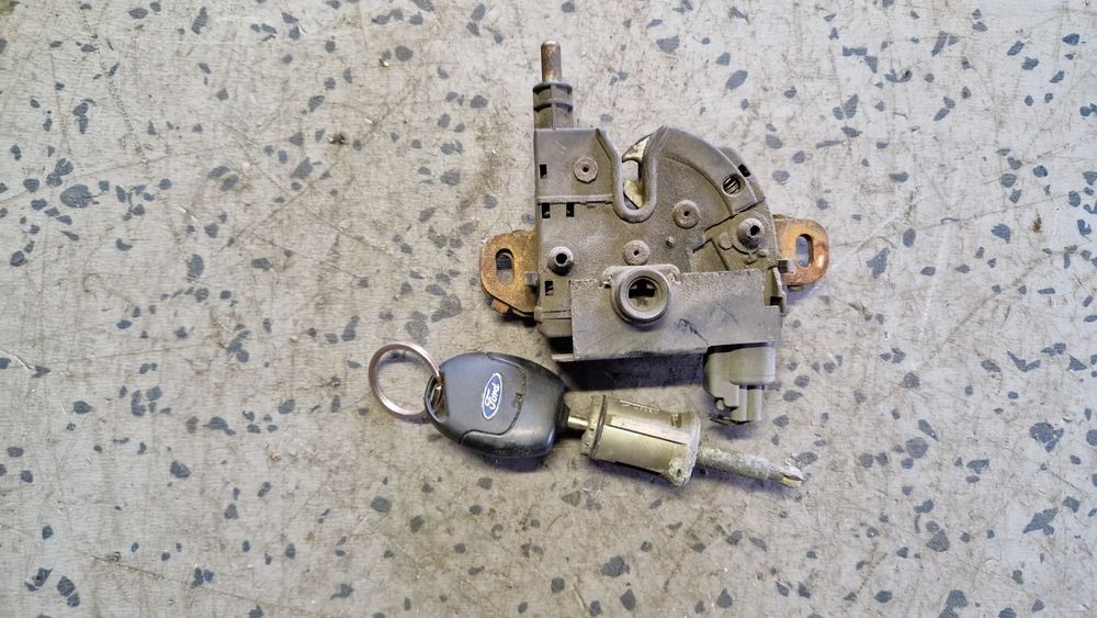 FORD  FOCUS I ZAMEK MASKI WKŁADKA