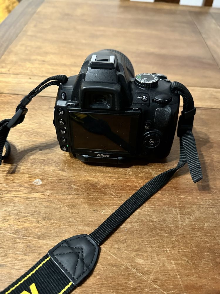 Câmara Nikon D5000 com lente