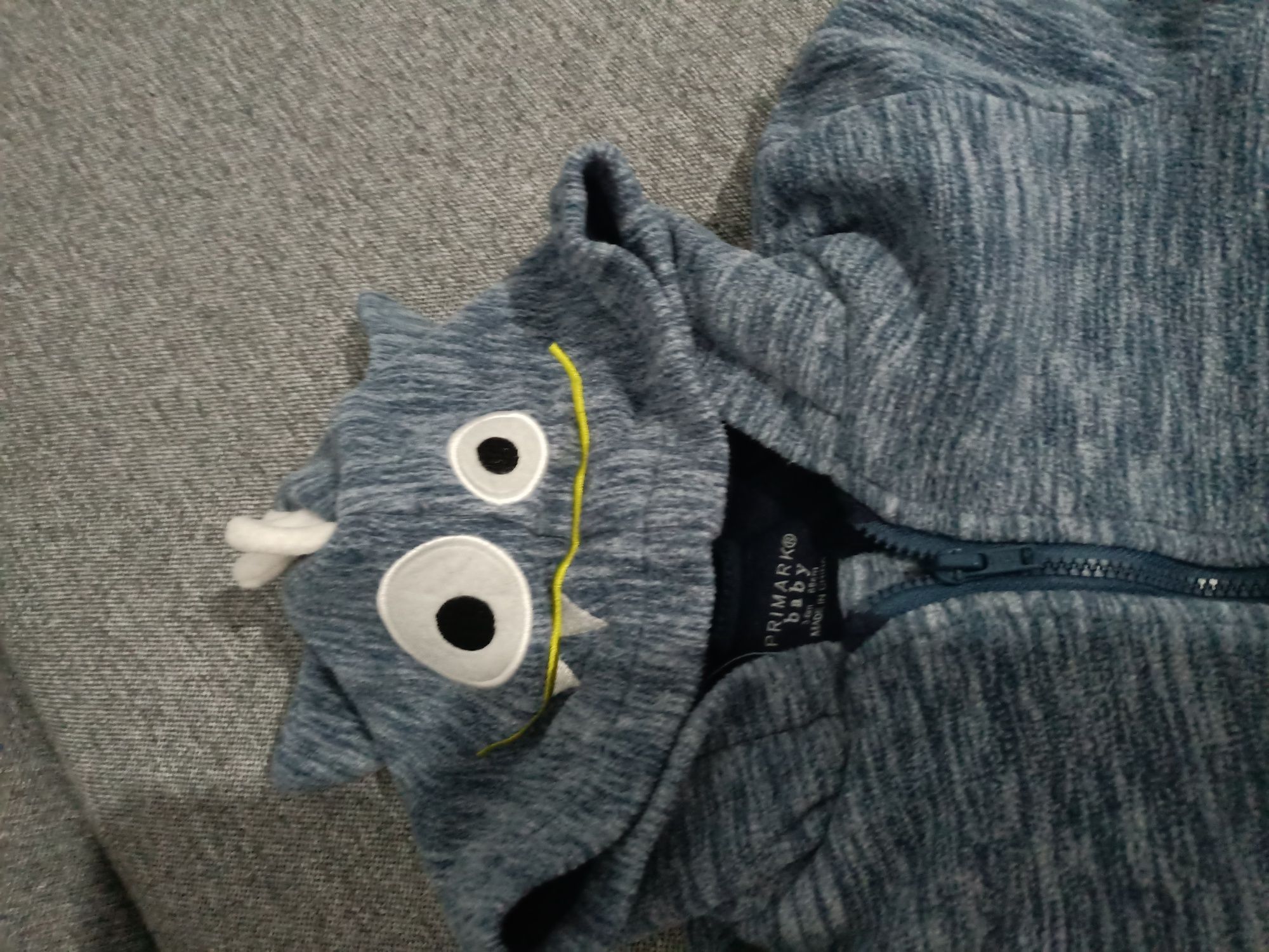 kombinezon dinozaur gruby polarowy firmy Primark rozmiar 68.