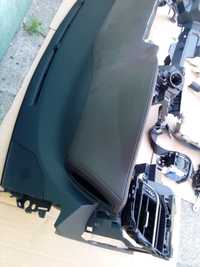 Toyota CH-R zestaw poduszek, pasy, czarna podsufitka i brązowa deska