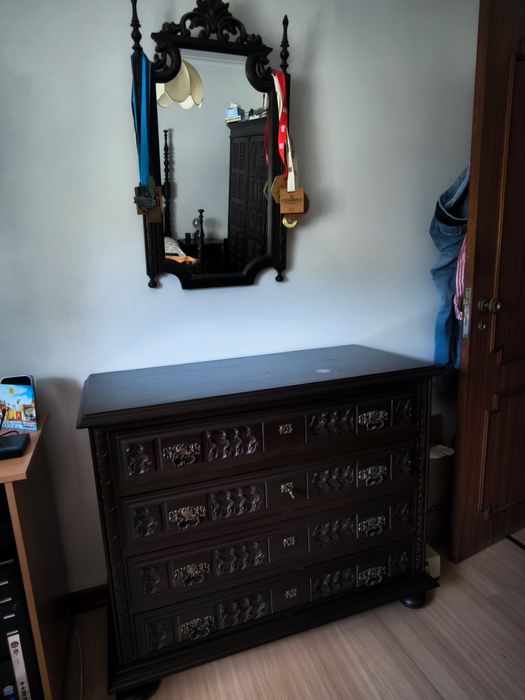 Vendo cómoda de quarto vintage de madeira escura trabalhada