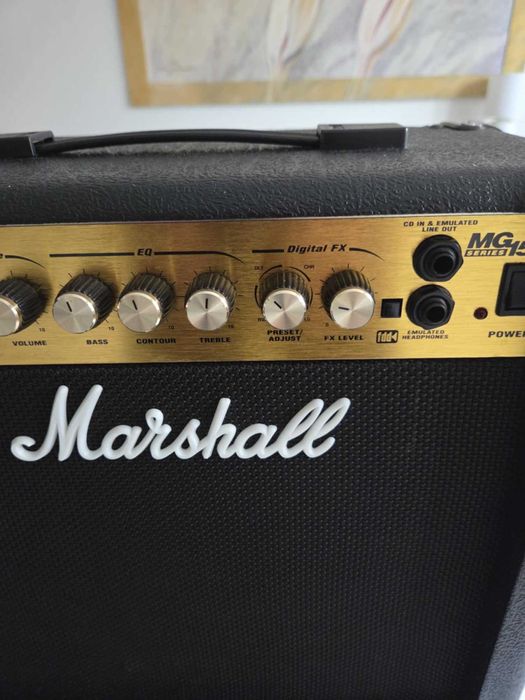 Sprzedam combo gitarowe Marshall 15 DFX W dobrym stanie z efektami.