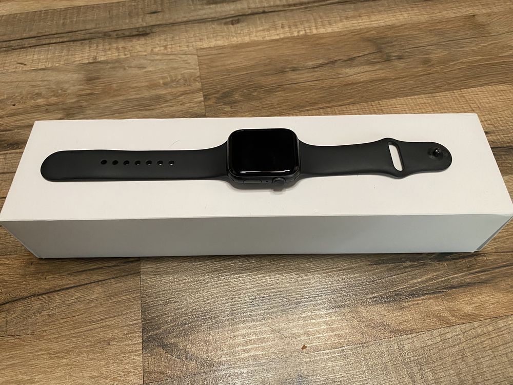 Apple Watch 4, 44mm Space Gray, Sport Band (полный комплект)