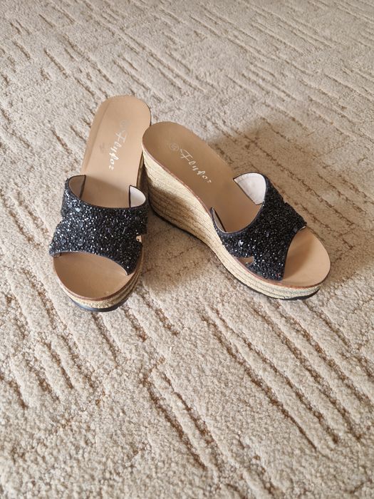 Шльопанці жіночі на платформі