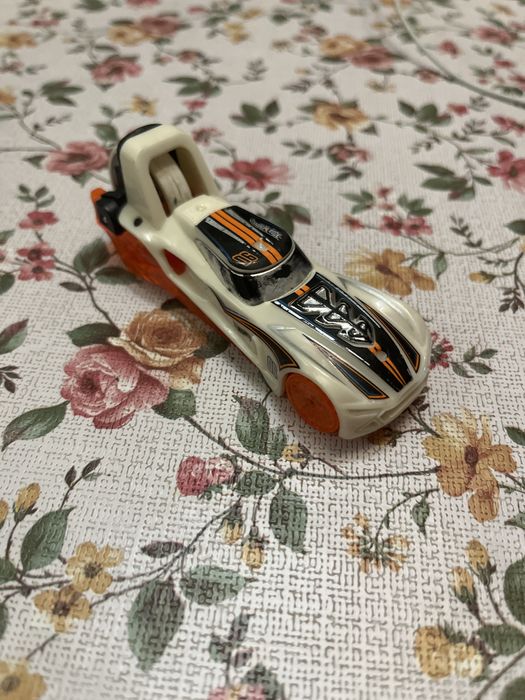 машинка хотвілс. у середньому стані