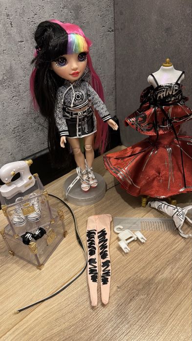 Jett Dawson lalka rainbow haigh z maszyną do szycia i manekinem