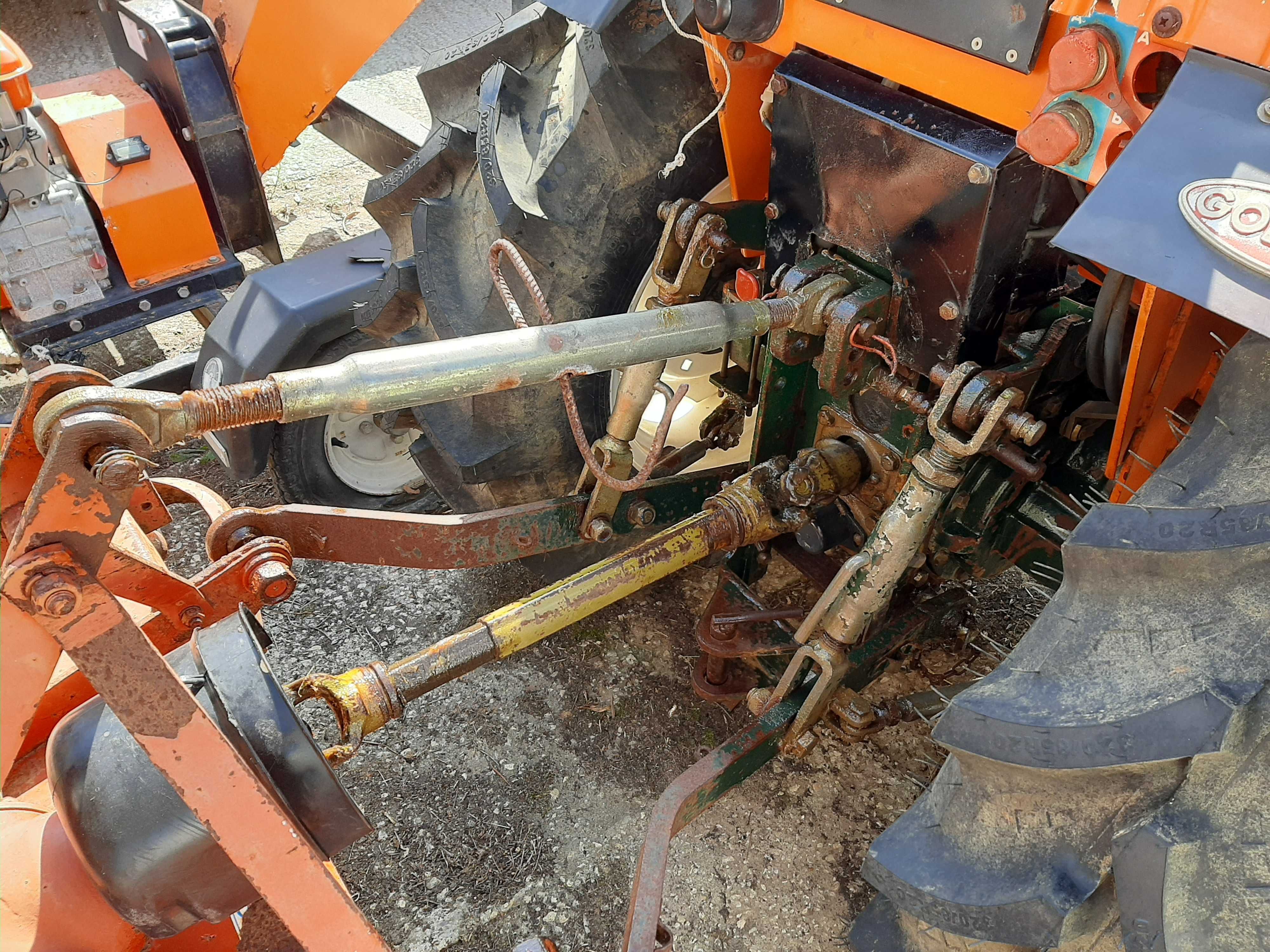 Trator agrícola com alfaias