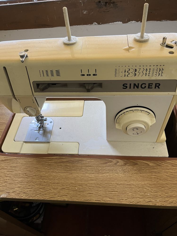 Maquina costura electrica marca Singer em bom estado