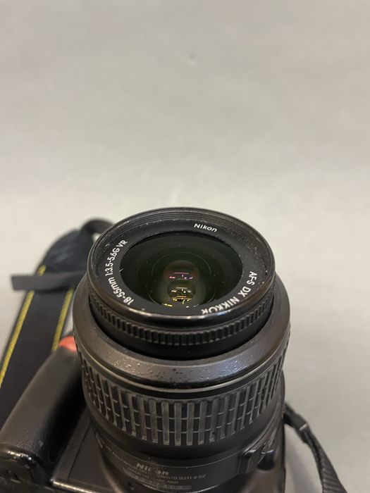 Nikon D3000 + обʼєктив 18-55 мм