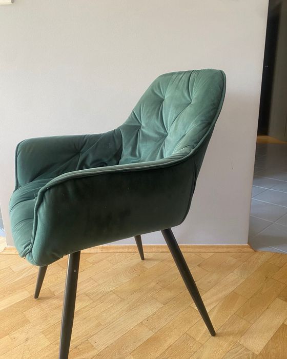 Zielone krzesła z obiciem