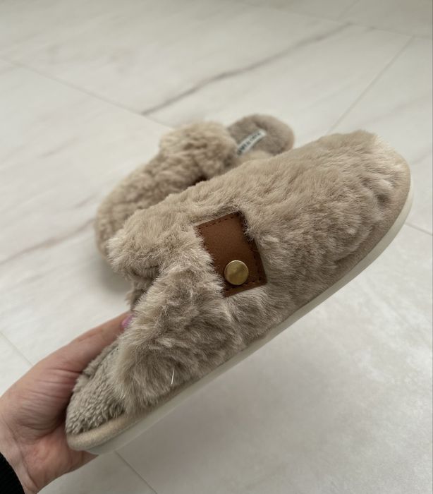 Теплі кімнатні капці, бежевого кольору. Розмір 36