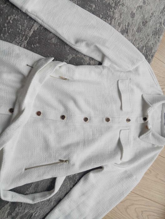 Biały płaszcz narzutka Mohito S 36 złote guziki z paskiem