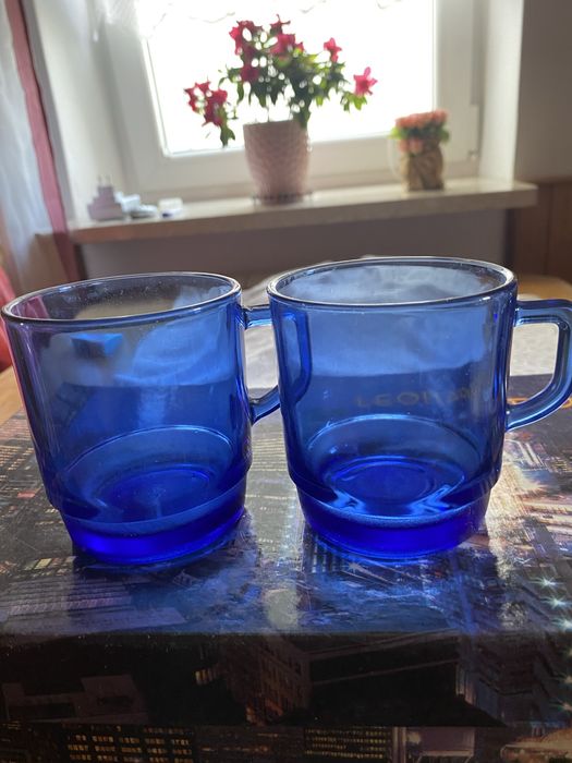 2 kultowe szklanki z niebieskiego szkla