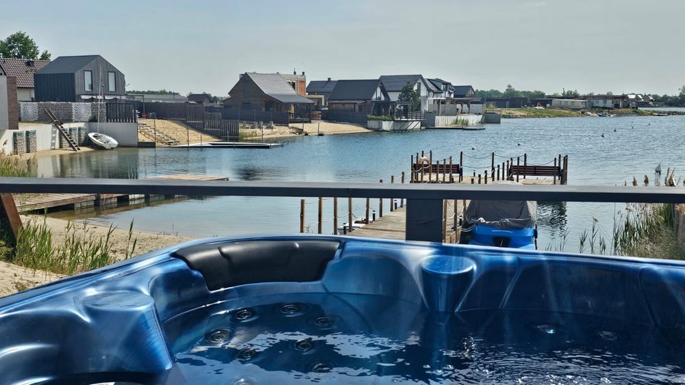 Wolne terminy, dom letniskowy z prywatną plażą i jacuzzi nad jeziorem.