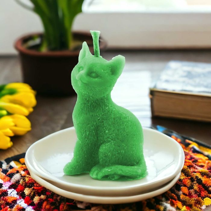 Zielona świeca wizerunkowa kot z wosku pszczelego - rękodzieło
