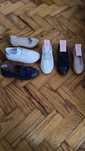 Calçado. Vários sapatos e vários tamanhos.