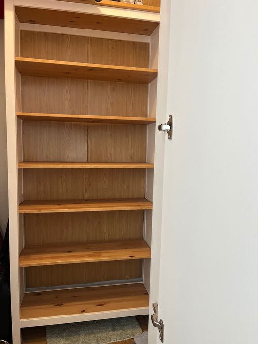 Conjunto de armário em madeira, disponível para compra em separado.