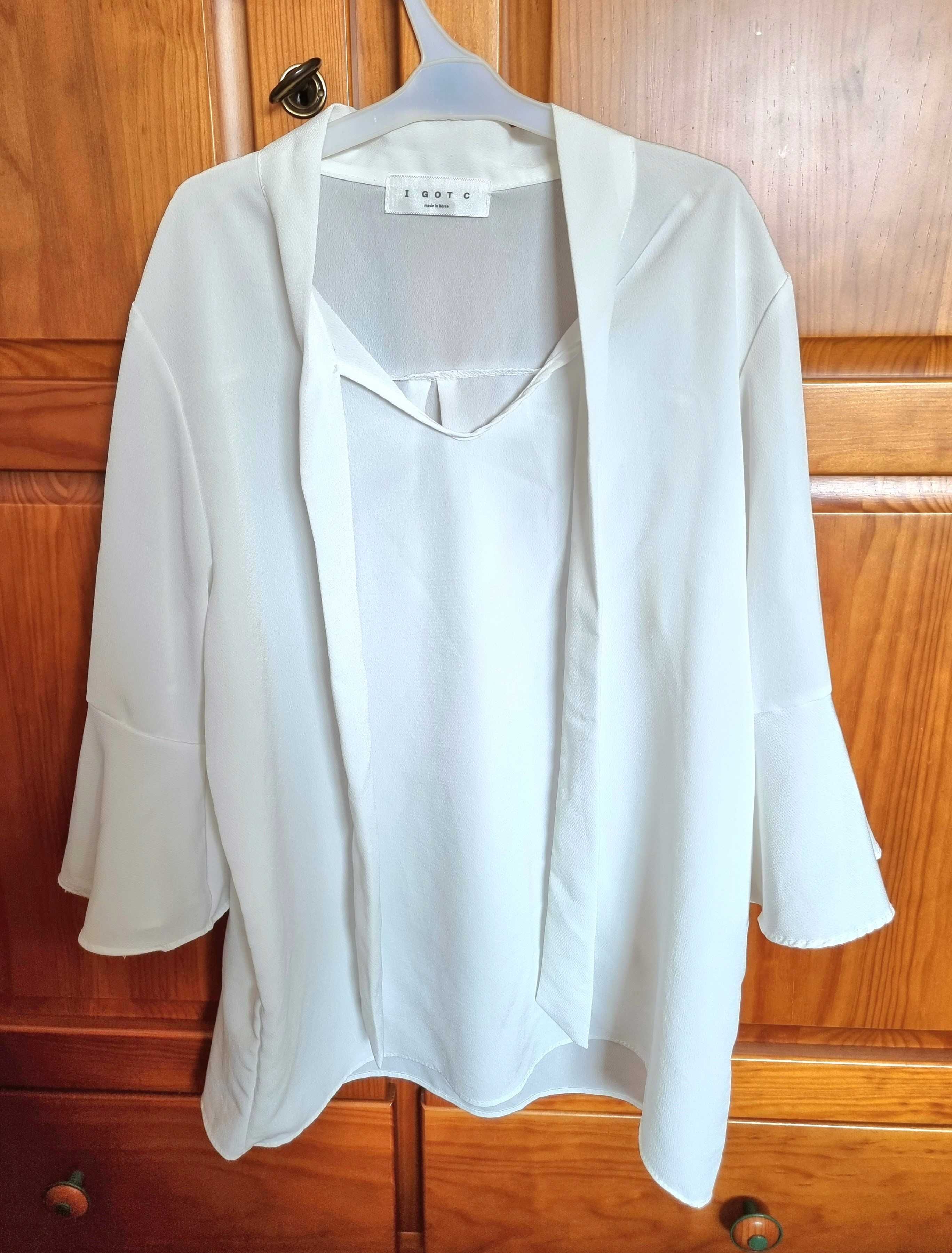 Blusa branca com detalhe no pescoço e nas mangas, tamanho M/L