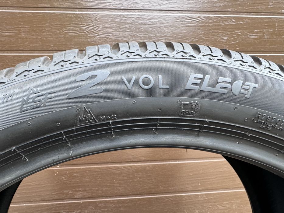 J Nowe opony wielosezon 255/40/20 Pirelli Scorpion 2 2szt. 2024r Volvo