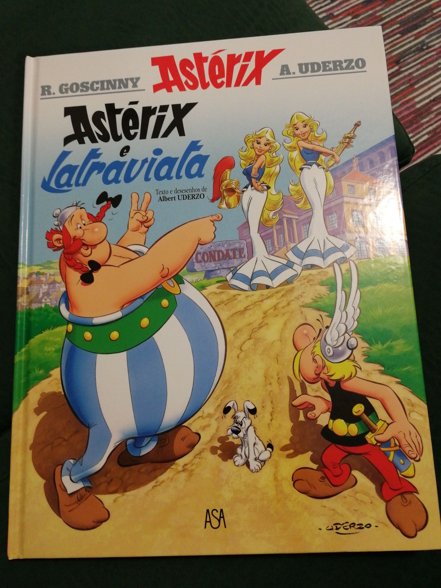 Livro "Astérix e La Traviata"