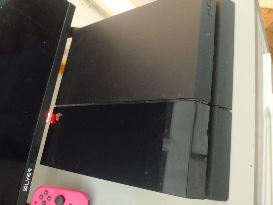 PlayStation 4 com cerca de 90 jogos