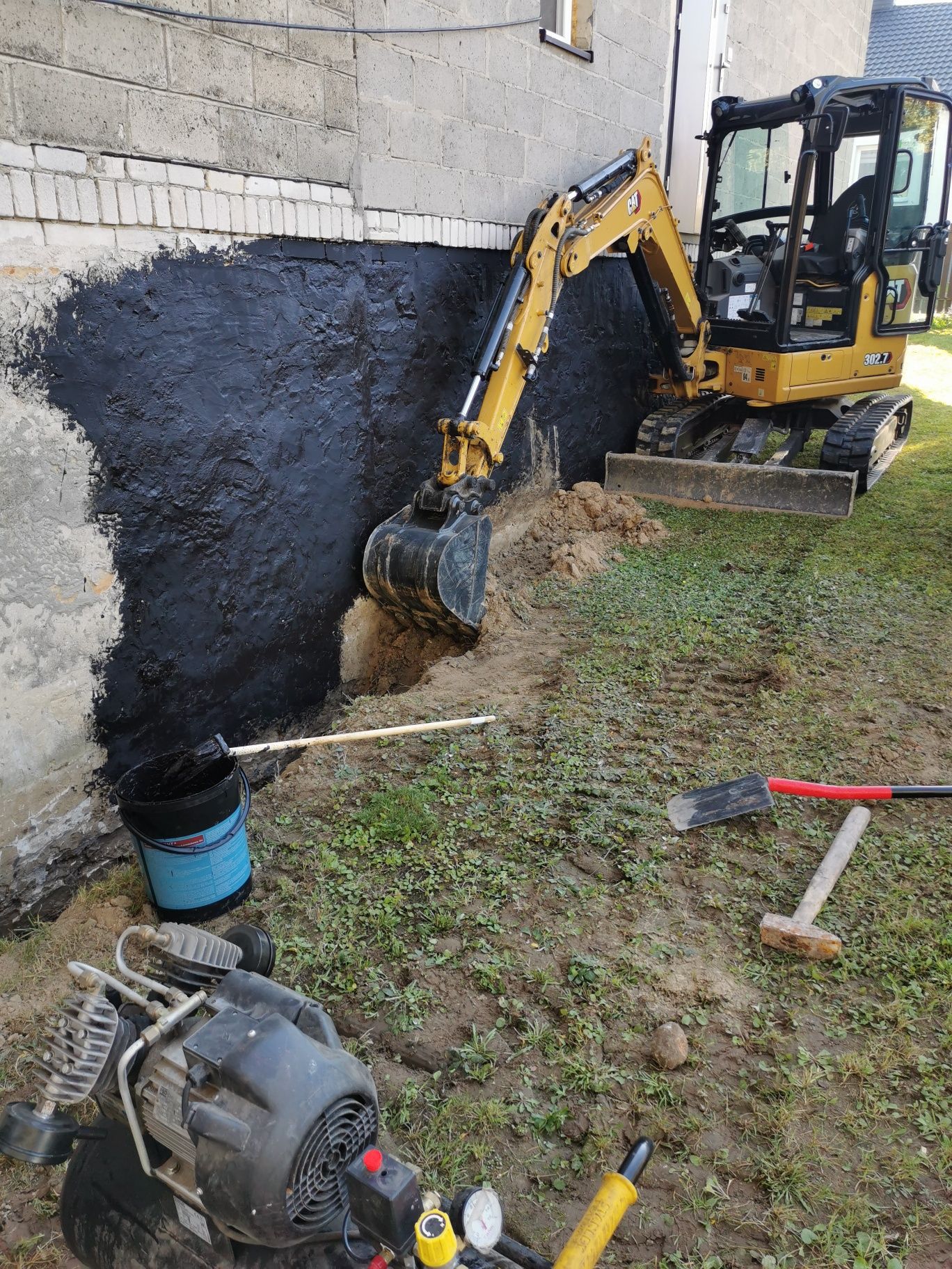 usługi koparko-ładowarka, minikoparka 2,8 t, wiertnica, młot, wywrotka