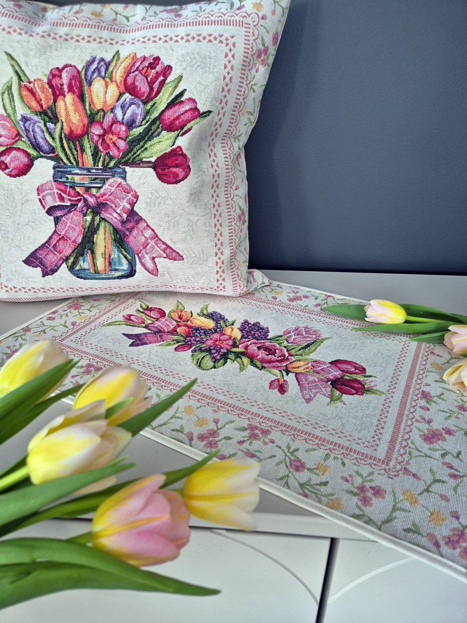 Serwetka 35x50 cm V99 gobelinowa Tulipany