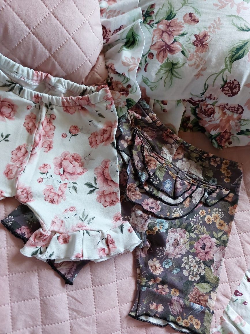 Krotkie spodenki 74/80 i 80/86 falbanki piwonie peonies bloomersy