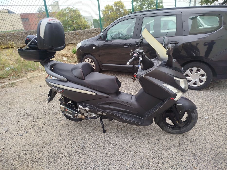 Sym GTS 125 Evo + com capacete fato de chuva alarme
