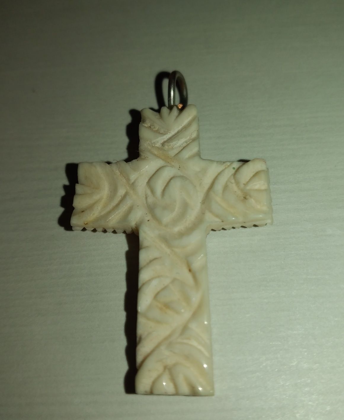 Cruz antiga em material nobre