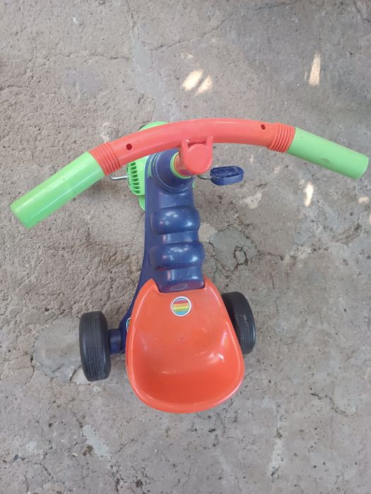 Triciclo, em plástico duro