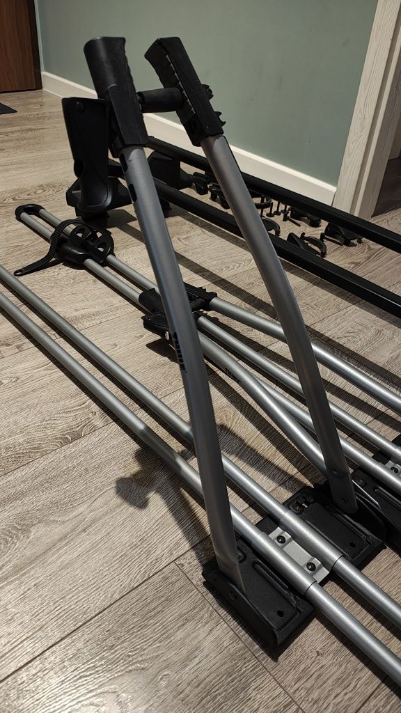 Bagażnik dachowy Thule: Evo Clamp, SquareBar, FreeRide