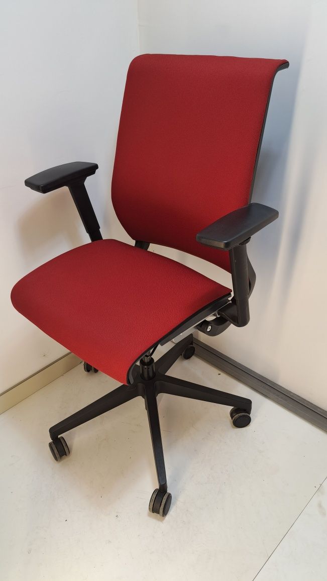 Fotel biurowy,obrotowy Steelcase Think  czerwony