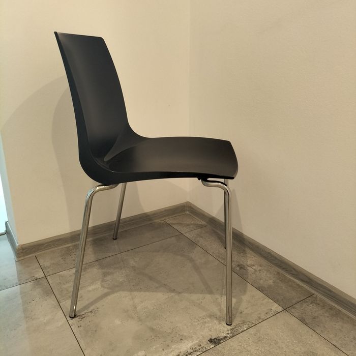 Krzesła plastikowe w bardzo dobrym stanie