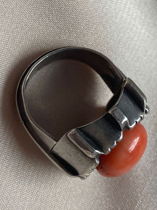 Stary duży srebrny pierścionek z koralem