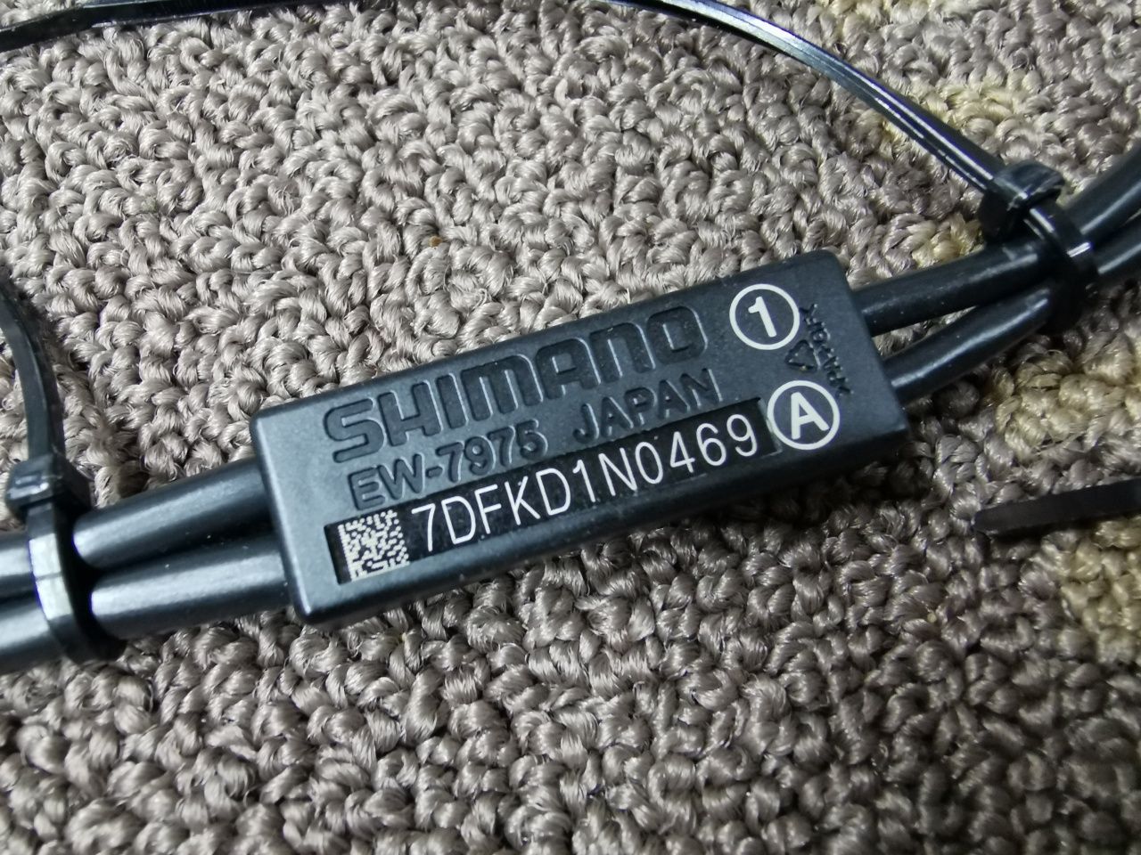 Uchwyt baterii Shimano Di2 z rozdzielaczem EW-7975 i okablowaniem