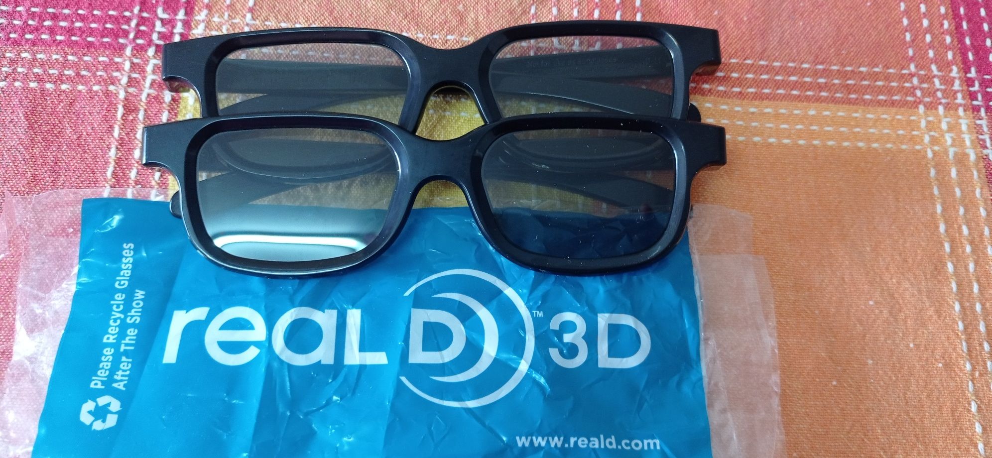 Vendo 2 pares de óculos para ver em 3D