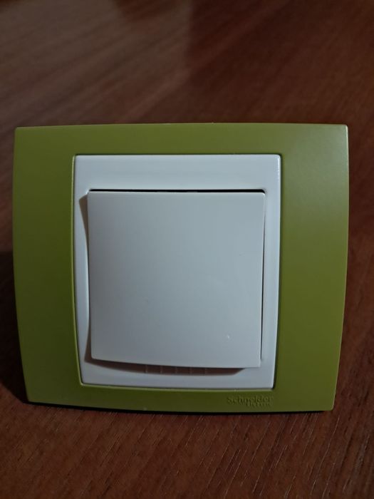 Wyłącznik jednobiegunowy Schneider Electric – zielono-biały