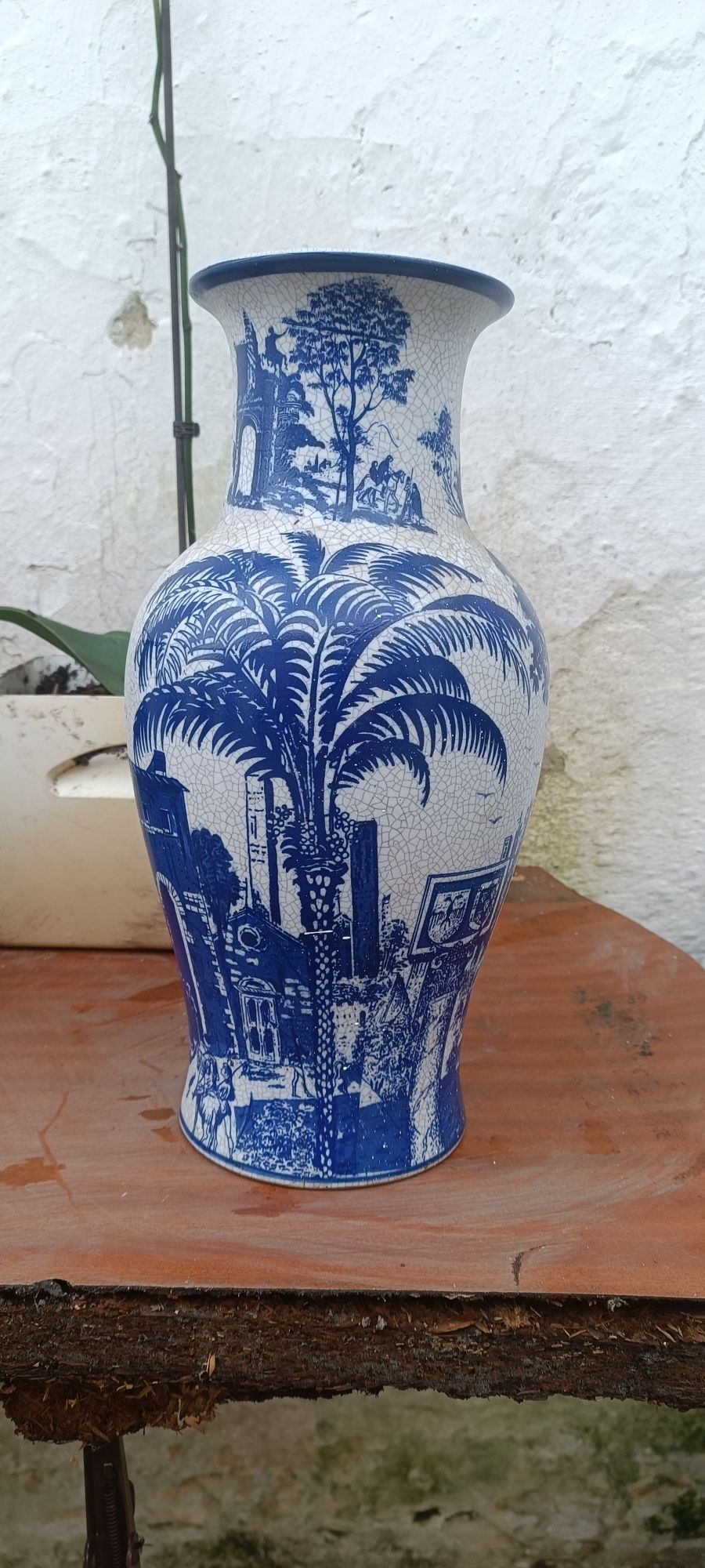 Jarra com detalhes em azul
