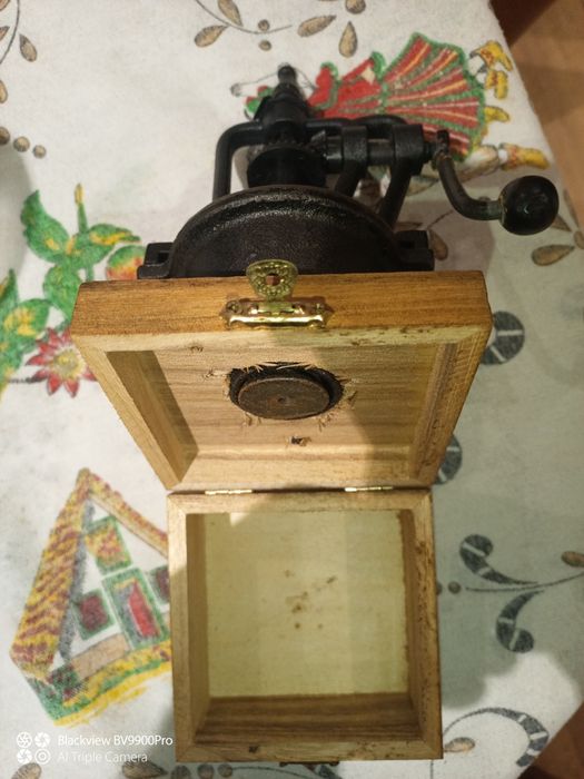 Pequenino moinho de café mas muito robusto