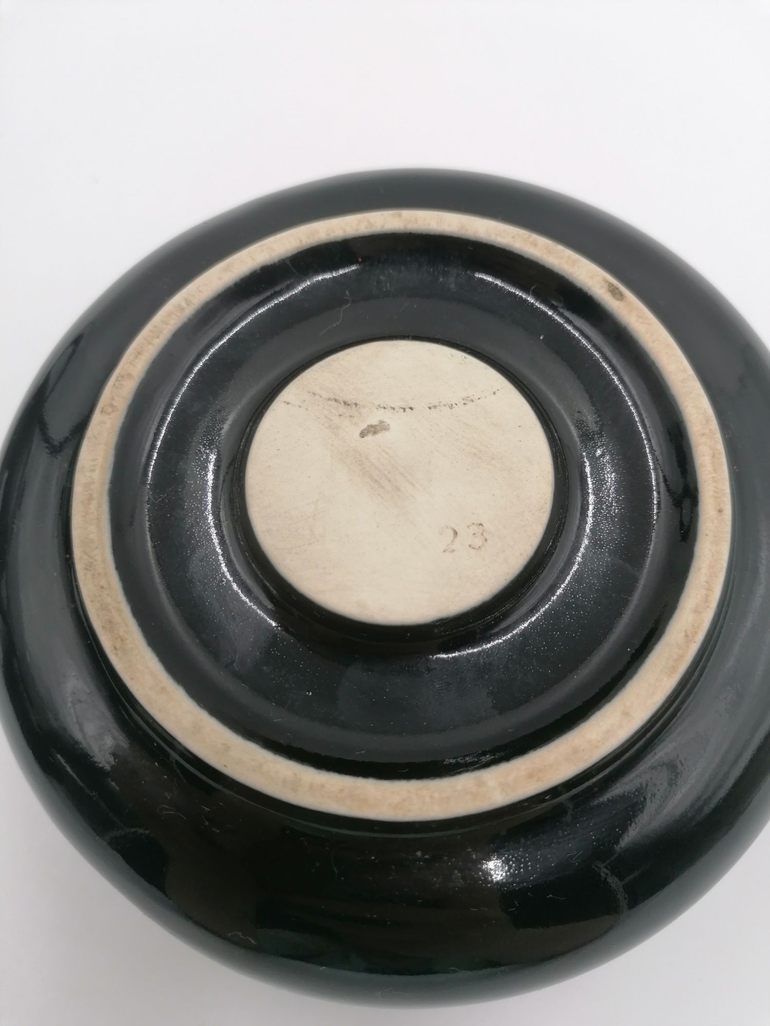 Ciekawa czarna ceramiczna ikebana